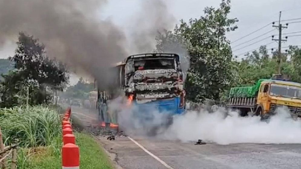 অক্সিজেনবাহী লরি ও বাসের সংঘর্ষ