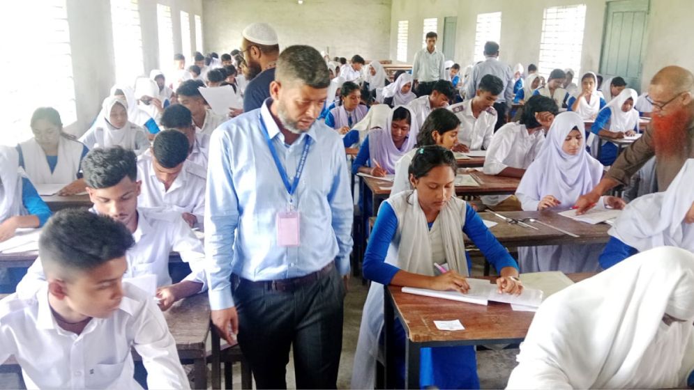 ‘ভুল প্রশ্নে’ এসএসসি পরীক্ষা, দুশ্চিন্তায় পরীক্ষার্থী ও অভিভাবকরা