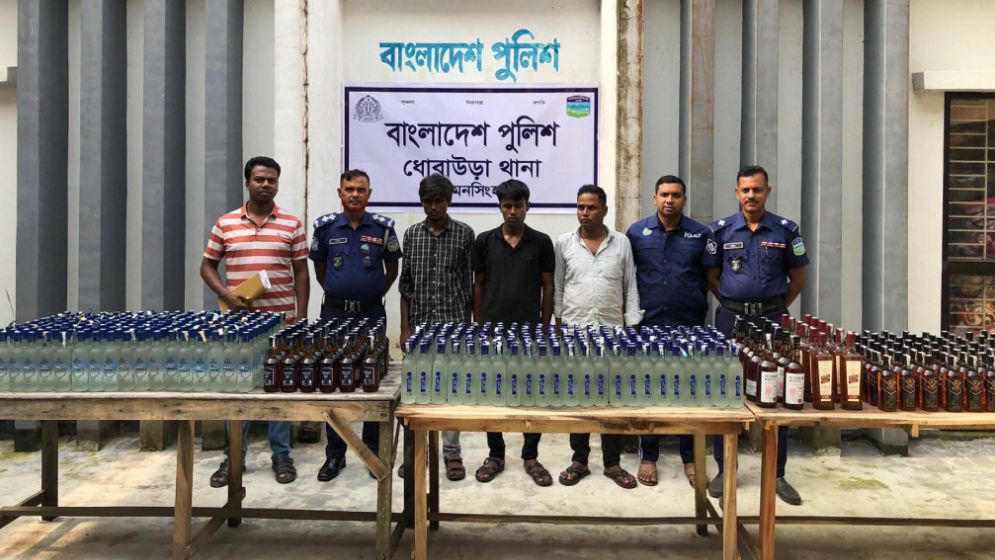 পিকআপে মিললো ৫৪৯ বোতল মদ, আটক ৩