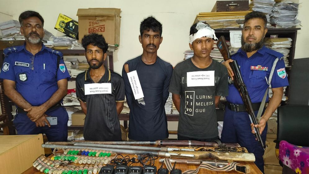 অস্ত্রসহ গ্রেপ্তার তিন বনদস্যু, থানায় মামলা
