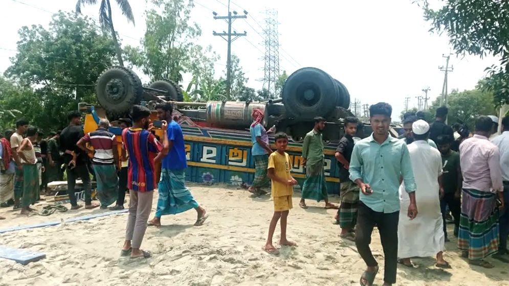 ট্রাক ও অটোরিকশার সংঘর্ষে প্রাণ গেল ৪ জনের
