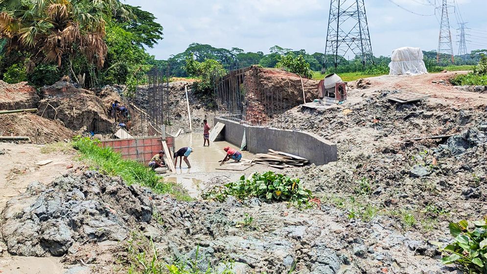 কালভার্ট নির্মাণে বিকল্প সড়ক নেই, দুর্ভোগে দুই ইউনিয়নের হাজারো মানুষ