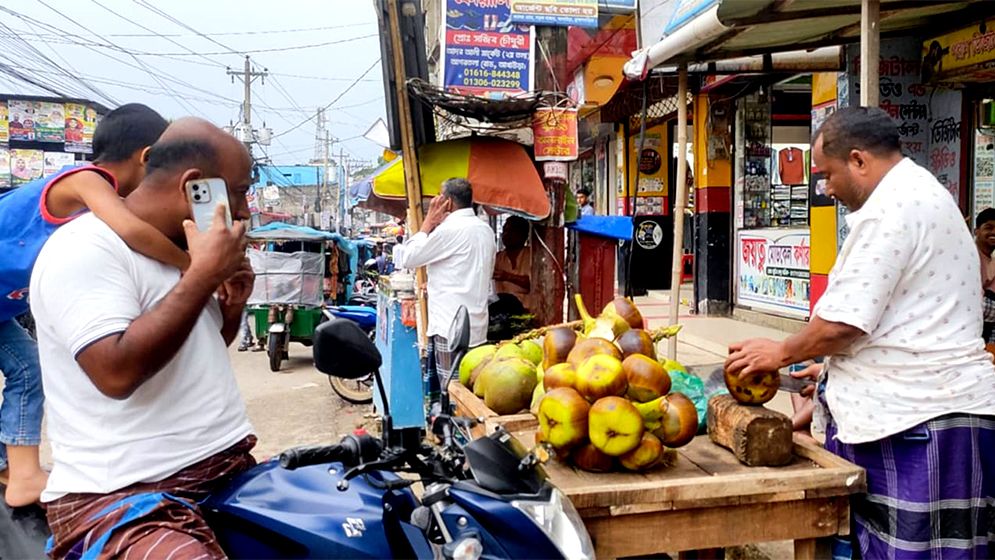 তপ্ত দুপুরে তালশাঁসে প্রশান্তি