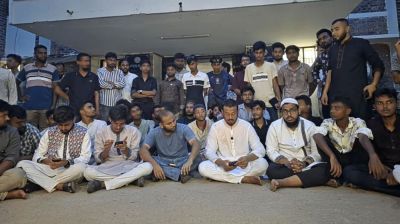 মামলা নিচ্ছে না পুলিশ, থানার সামনে নাসীরুদ্দীন পাটওয়ারীর অবস্থান