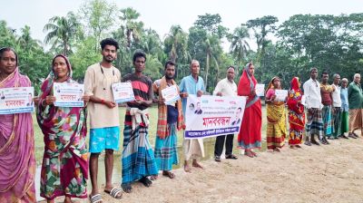 শরণখোলায় রাস্তা পাকা করার দাবিতে মানববন্ধন