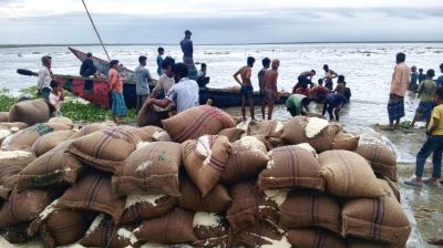 ঝড়ের তাণ্ডব, মাঝনদীতে ৪৬৭ বস্তা ভিজিএফের চালসহ ২ নৌকাডুবি