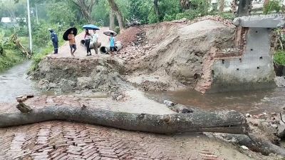 ভারী বৃষ্টিতে বিকল্প সড়কে ধস, কসবা-আখাউড়া সড়কে যান চলাচল বন্ধ