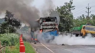 অক্সিজেনবাহী লরি ও বাসের সংঘর্ষ