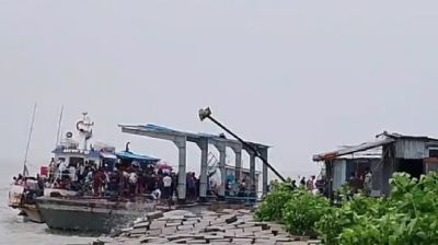 পাঁচ শতাধিক যাত্রী নিয়ে মাঝ নদীতে মহাবিপদ, তীরে ফিরেই সিজদা