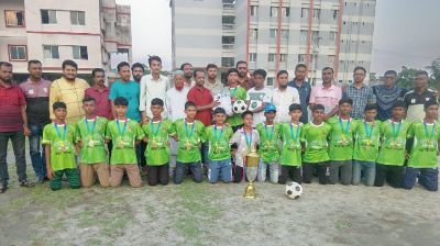 কয়রার ফুটবলারদের ক্রীড়া সামগ্রী দিলেন বিএনপি নেতা