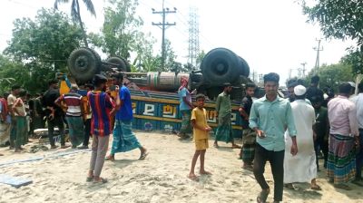 ট্রাক ও অটোরিকশার সংঘর্ষে প্রাণ গেল ৪ জনের