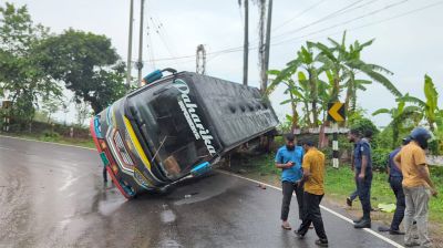 ভয়াবহ সড়ক দুর্ঘটনা, অল্পের জন্য প্রাণে বাঁচলেন ৩৮ যাত্রী