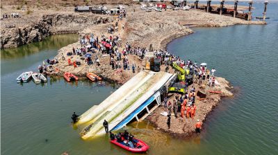 ঝড়ে নৌকাডুবি, সন্তানকে বুকে জড়িয়েই মায়ের মৃত্যু