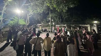 প্রক্টরের পদত্যাগ দাবিতে শিক্ষার্থীদের রাতভর অবস্থান 