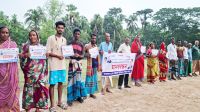 শরণখোলায় রাস্তা পাকা করার দাবিতে মানববন্ধন