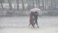 সাতসকালে ঝুম বৃষ্টিতে ভিজল রাজধানী