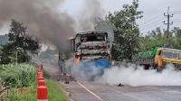 অক্সিজেনবাহী লরি ও বাসের সংঘর্ষ