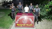 সীমান্তে ভারতীয় এসকাফ সিরাপসহ কিশোর আটক