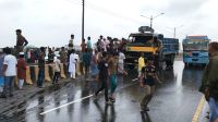 নিয়ন্ত্রণ হারিয়ে ট্রাকে আগুন