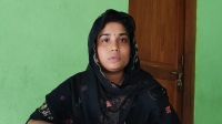স্ত্রীর স্বীকৃতির দাবিতে স্বামীর বাড়িতে অনশনে তরুণী