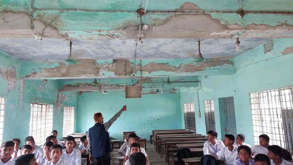ঝুঁকিপূর্ণ ভবনেই পাঠদান  