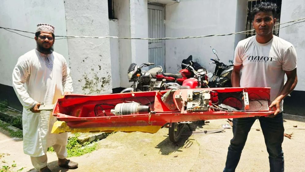 বঙ্গোপসাগরে মিসাইল সদৃশ্য বস্তু পেয়ে পুলিশে ফোন