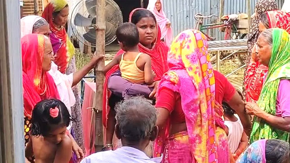 ছেলেকে বাঁচাতে গিয়ে বিদ্যুতায়িত হয়ে প্রাণ গেল মায়ের