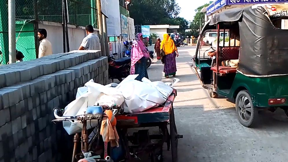 নাটোরে আমবোঝাই ট্রাকের চাপায় ঝরল দুই প্রাণ