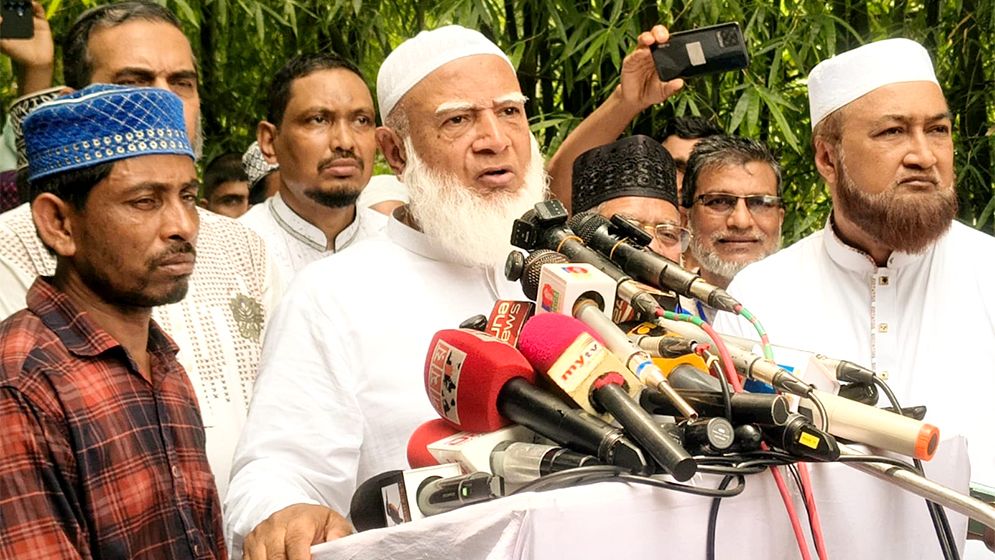 রাতের আঁধারে তেলের দাম বাড়ানো প্রতারণার শামিল