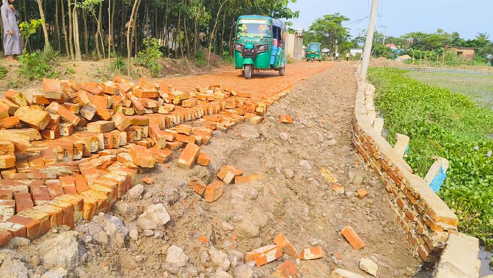 নির্মাণ শেষ হওয়ার আগেই ভেঙে পড়ল রাস্তা ও গাইডওয়াল