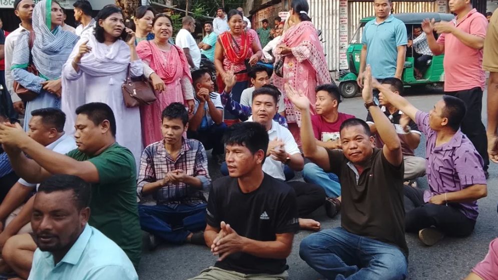 দীপেন দেওয়ানের পদত্যাগের খবরে সড়ক অবরোধ
