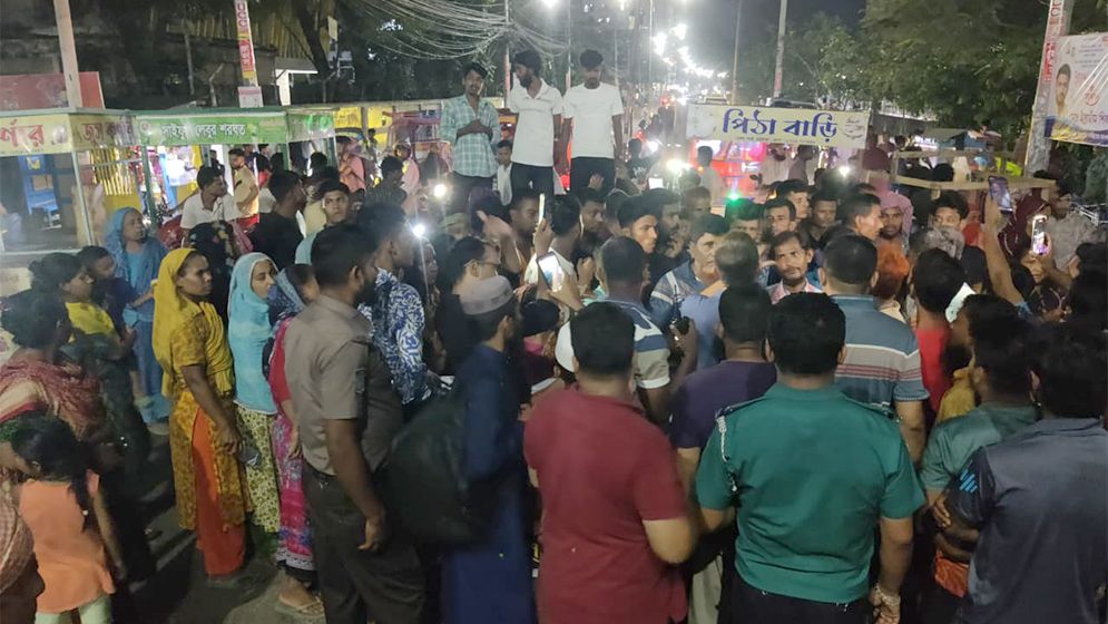 বেলস পার্কে পুনর্বাসনের দাবিতে হকারদের সড়ক অবরোধ