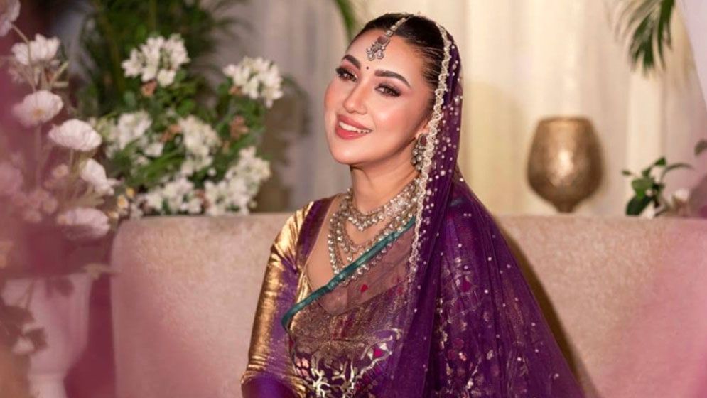 ফেসবুকে একগুচ্ছ ছবি পোস্ট করে অপু বিশ্বাসের রহস্যময় বার্তা  