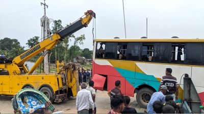 ফের নিয়ন্ত্রণ হারিয়ে পদ্মায় যাত্রীবাহী বাস, অল্পের জন্য রক্ষা