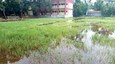 স্কুলে জলাবদ্ধতা, মাঠ ভরাট ও রাস্তা উন্মুক্তের দাবি
