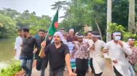 কাফনের কাপড় পরে নিষিদ্ধ ছাত্রলীগের শপথ ও বিক্ষোভ